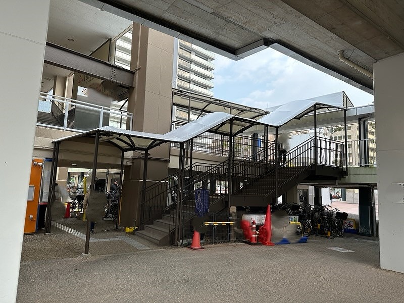 大阪府吹田市　商業施設階段テント