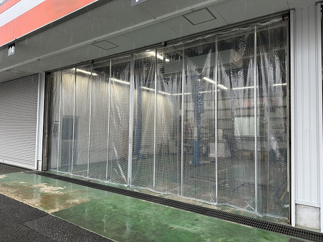 三重県桑名市　店舗間仕切りカーテン設置